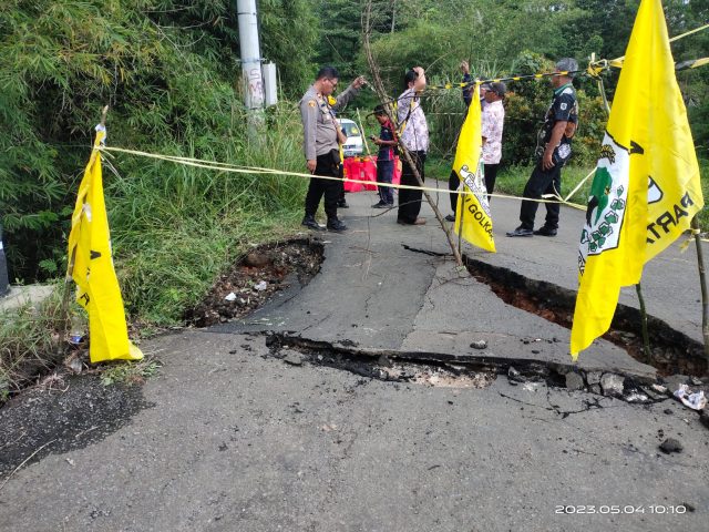 Hujan Deras Akibatkan Jembatan Penghubung Dua Desa di Sukamakmur Bogor Alami Kerusakan Hujan Deras Akibatkan Jembatan Penghubung Dua Desa di Sukamakmur Bogor Alami Kerusakan
