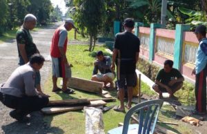 Hadir di Tengah Warga, Polisi Kerja Bakti Bersama Warga di Desa Sukanagara