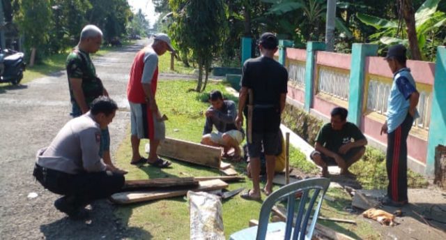 Hadir di Tengah Warga, Polisi Kerja Bakti Bersama Warga di Desa Sukanagara
