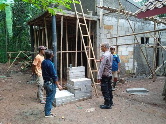 Polisi Monitoring pembangunan Rumah Tidak Layak Huni di Dusun Ciilat