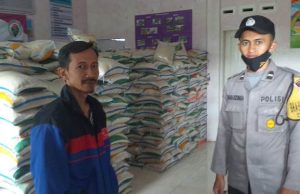 Polisi Turunkan Bhabinkamtibmas Monitoring Penyaluran Beras 10 Kg di Desa Selamanik Agar Tepat Sasaran