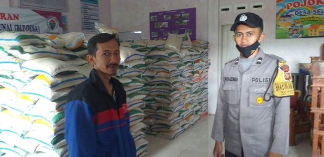 Polisi Turunkan Bhabinkamtibmas Monitoring Penyaluran Beras 10 Kg di Desa Selamanik Agar Tepat Sasaran