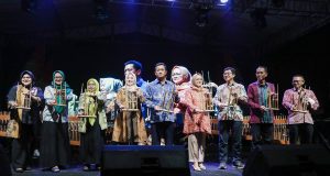 Ema Sumarna Buka Festival Bandung Kota Angklung 2023