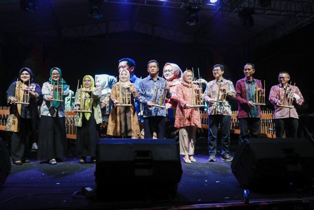 Ema Sumarna Buka Festival Bandung Kota Angklung 2023