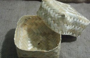 Ema Himbau Petugas Kurban Gunakan Besek Untuk Distribusi Daging Kurban