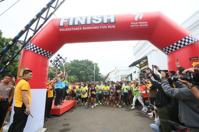 Rangkaian HUT ke-77 Bhayangkara, Ratusan Pelari Meriahkan Polrestabes Bandung Fun Run
