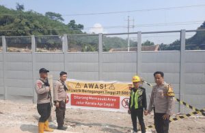 Polda Jabar Cek Pemasangan Rambu, Poster dan Spanduk Terkait Dilaksanakannya Test Commissioning Proyek KCJB