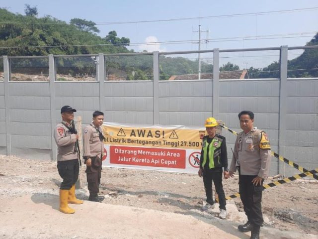 Polda Jabar Cek Pemasangan Rambu, Poster dan Spanduk Terkait Dilaksanakannya Test Commissioning Proyek KCJB