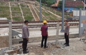 Polda Jabar Himabu Kepada Para Pekerja Agar Gunakan APD, Mematuhi Keselamatan Kerja di Sekitar Jalur Perlintasan Proyek KCJB