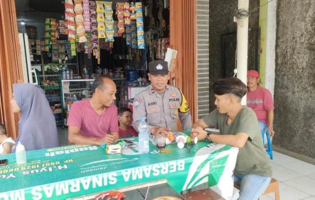 Sosialisasikan Program Polisi RW, Bhabinkamtibmas Desa Tanjungjaya Sambangi Rumah Cecep