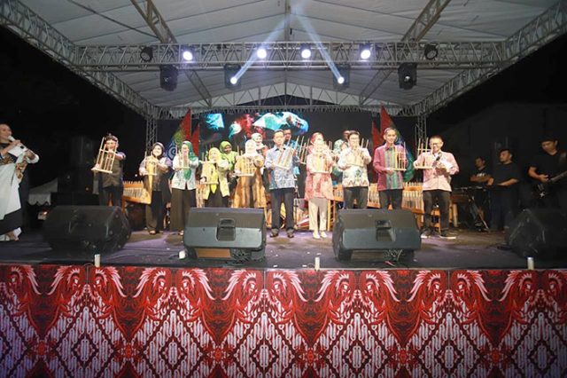 Wina Sariningsih Apresiasi Festival Bandung Kota Angklung