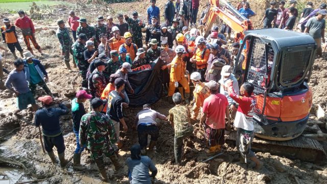 Polisi Bersama Tim SAR Berhasil Temukan Korban Tanah Longsor Polisi Bersama Tim SAR Berhasil Temukan Korban Tanah Longsor