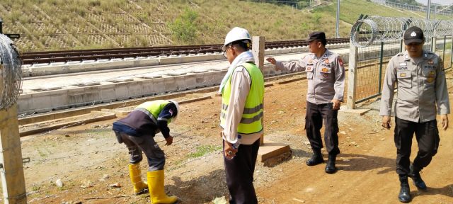 Antisipasi Tindak Pidana Pencurian, Personel Polda Jabar Patroli di Sekitar Jalur Kereta Cepat