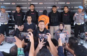 Seorang Guru PNS di Siram Air Keras Karena Pelaku Sakit Hati