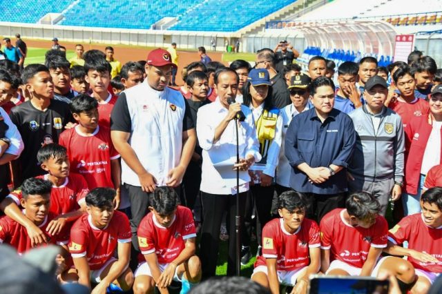 Kapolda Jabar Dampingi Presiden RI Cek Kesiapan dan Kelayakan Stadion Sijalak Harupat dalam Rangka Seleksi Piala Dunia U-17