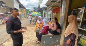 Patroli Harkamtibmas, Sat Brimob Polda Jabar Beri Himbauan Kamtibmas Kepada Masyarakat Desa Bojong Loa