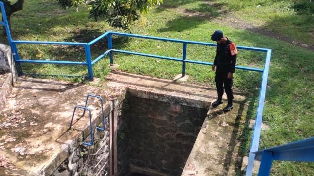 Langsung Turun Kelapangan, Tim Sar Sat Brimob Polda Jabar Cek Pintu Saluran Air di Cirebon