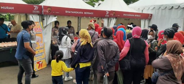 Upaya Polda Jabar dan Jajaran Turunkan Harga Daging Ayam yang Tinggi Lewat Operasi Pasar Murah