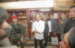 Antusias Pedagang Pasar Cihapit Bandung Sambut Kedatangan Jokowi