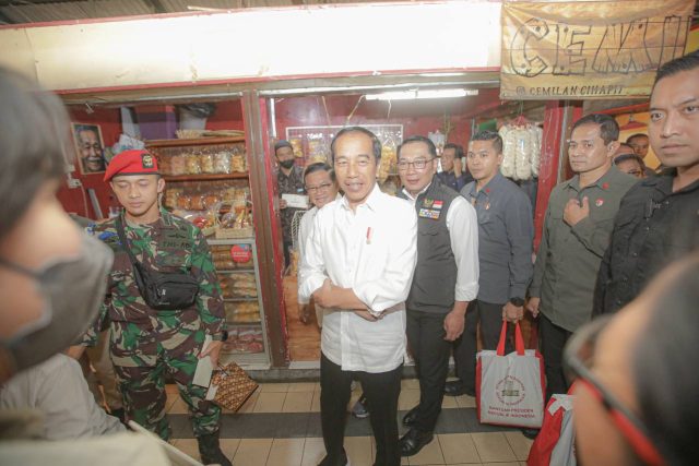 Antusias Pedagang Pasar Cihapit Bandung Sambut Kedatangan Jokowi