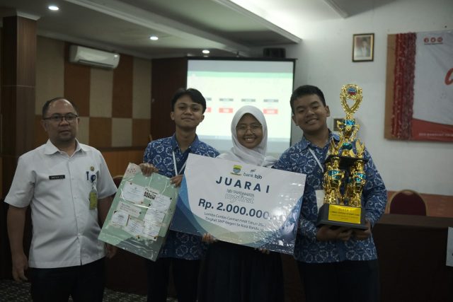 SMPN 12 Bandung Keluar Sebagai Juara Lomba Cerdas Cermat HAM