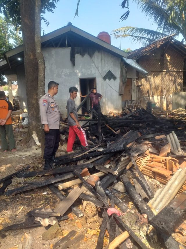 Bakar Sampah Sebuah Rumah Terbakar, Polisi Cek TKP