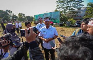 TPA Sarimukti Terbakar, Ema Kerahkan Mobil Pemadam Kebakaran