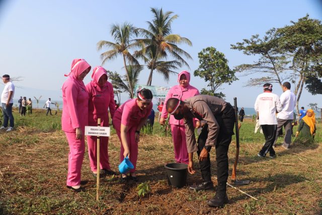 Reboisasi dan Kurangi Polusi Udara, Polisi Tanam Ribuan Pohon