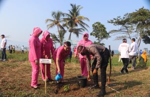 Reboisasi dan Kurangi Polusi Udara, Polisi Tanam Ribuan Pohon