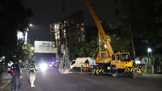 Satpol PP Kembali Bongkar 2 Reklame di Jalan Ahmad Yani Kota Bandung