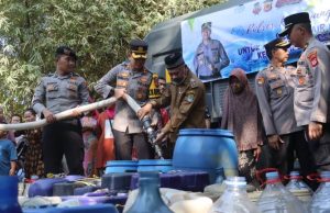 Dampak Kemarau, Polisi Salurkan Air Bersih Kepada Warga Di Ciampel