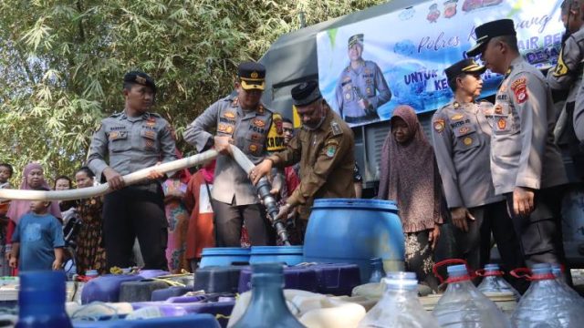 Dampak Kemarau, Polisi Salurkan Air Bersih Kepada Warga Di Ciampel