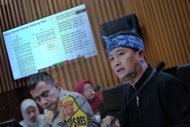 Plh Wali Kota Bandung Tegaskan Masyarakat Tidak Buang Sampah ke Sungai