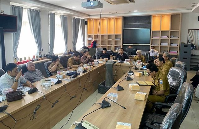 Komisi C Minta DLH Kota Bandung Laksanakan Program Edukasi dan Fasilitasi Pengolahan Sampah.