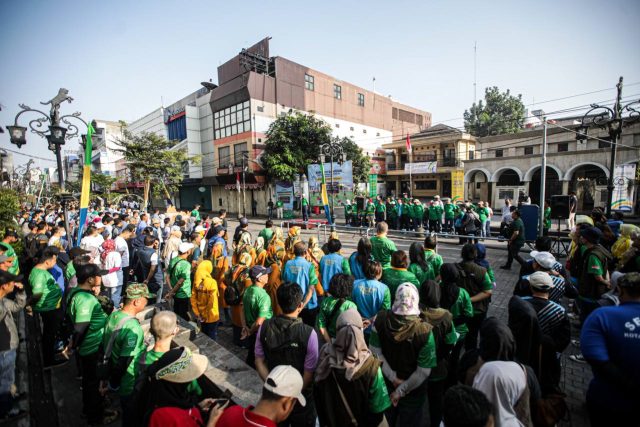Sambut HJKB, Ribuan Warga Turun ke Jalan Bebersih Bandung