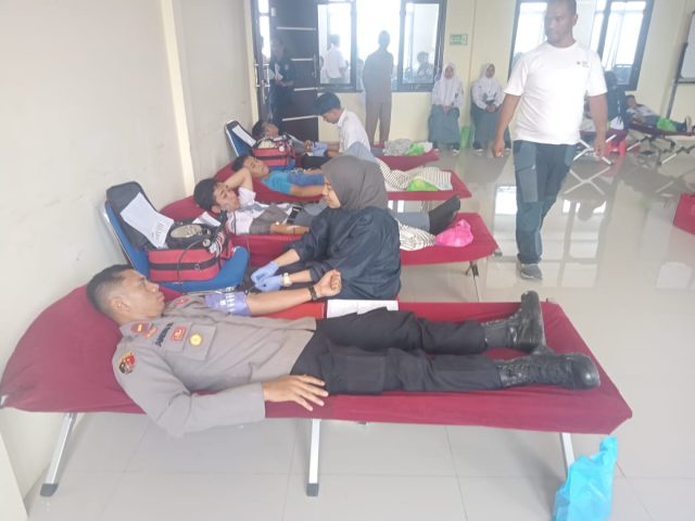 Bantu Penuhi Kebutuhan Stok Darah di PMI, Polisi Ikut Donor Darah Tingkat Kecamatan Talegong