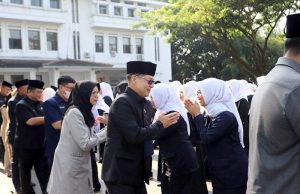Erick Darmadjaya, Harapkan Pejabat Fungsional dan PPPK Dorong Inovasi Sekretaris Komisi A DPRD Kota Bandung Erick Darmadjaya, B.Sc., M.K.P., menghadiri pelantikan pejabat fungsional dan Tenaga Teknis PPPK Kota Bandung, di Plaza Balai Kota Bandung, Senin (18/9/2023).