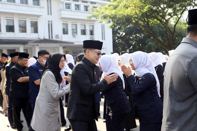 Sekretaris Komisi A DPRD Kota Bandung Erick Darmadjaya, B.Sc., M.K.P., menghadiri pelantikan pejabat fungsional dan Tenaga Teknis PPPK Kota Bandung, di Plaza Balai Kota Bandung, Senin (18/9/2023).