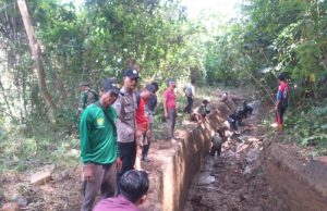 Polisi Bersama Kodim 0613/Ciamis Karya Bakti Bersihkan Saluran Air