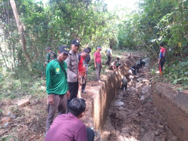 Polisi Bersama Kodim 0613/Ciamis Karya Bakti Bersihkan Saluran Air