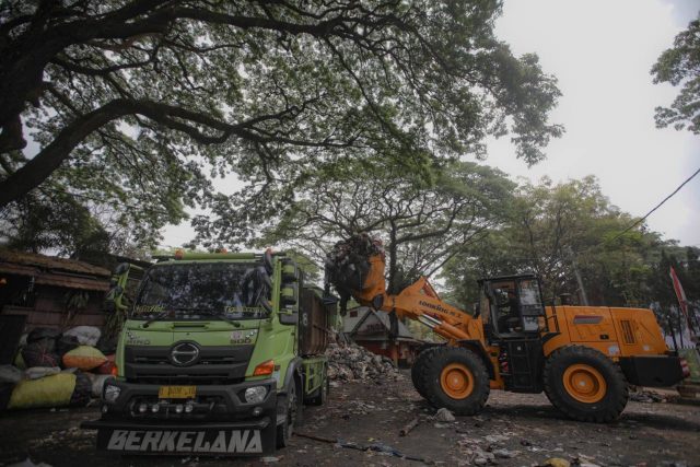 Cegah Buang Sampah Sembarangan, Satpol PP Kota Bandung Lakukan Sosialisasi Edukasi