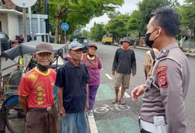 Polisi Pembinaan Etika Berlalu Lintas ke Masyarakat di Terminal