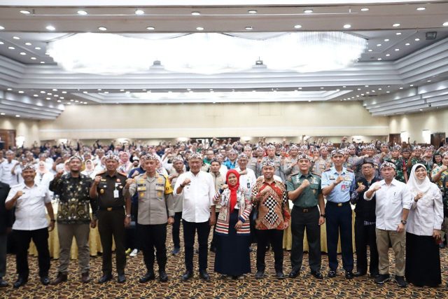 Bandung, sekilasjabar.co - Wakil Ketua Komisi A DPRD Kota Bandung H. Agus Andi Setyawan, S.Pd.I., mengikuti acara “Penandatanganan Komitmen Bersama Bandung Kondusif, Tertib, Aman dan Santun Pemilu 2024,” di Hotel Horison, Rabu (22/11/2023). Deklarasi dan penandatanganan Komitmen Bersama Bandung Kondusif, Tertib, Aman dan Santun Pemilu 2024 ini dilaksanakan oleh DPRD Kota Bandung, Pemkot Bandung, dan Forum Komunikasi Pimpinan Daerah (Forkopimda) Kota Bandung, KPU Kota Bandung, Bawaslu Kota Bandung hingga tokoh masyarakat dan organisasi di Kota Bandung. Adapun isi dari deklarasi tersebut yakni: 1. Melaksanakan penyelenggaraan Pemilu tahun 2024 yang langsung, umum, bebas rahasia, jujur dan adil; 2. Mewujudkan kondusifitas Pemilu tahun 2024 berlangsung nyaman, tenang, damai dan bahagia; 3. Menolak segala bentuk penyebaran berita hoax, ujaran kebencian, politik uang politisasi agama dan etnis. Mewakili DPRD Kota Bandung, hadir Wakil Ketua Komisi A DPRD Kota Bandung H. Agus Andi Setyawan, S.Pd.I. Ia berharap komitmen bersama ini bisa ditularkan di setiap lingkungan kerja dan kegiatan sehari-hari. “Dari kesepakatan bersama ini, mari kita sebar luaskan kepada orang-orang terdekat kita, bahwa Pemilu 2024 adalah momentum untuk bersama-sama membangkitkan iklim demokrasi yang ramah, santun, saling menghargai, dan bertoleransi atas perbedaan pandangan dan pilihan politik,” tuturnya. Agus Andi menambahkan, berkaca dari perjalanan Pemilu ke Pemilu telah membuktikan suasana perhelatan akbar demokrasi ini sanggup dimaknai warga dengan pelaksanaan yang damai. Oleh karena itu, ia berharap tren positif ini bisa terus dipelihara hingga masa mendatang. “Saya kira warga Kota Bandung di setiap Pemilu memahami pentingnya mengedepankan ikatan silaturahmi, persaudaraan, dan saling menghormati. Mungkin memang terbiasa di kehidupan sehari-hari yang akhirnya pada saat kampanye hingga setelah pencoblosan pun semua berkomitmen merawat kedamaian. Saya berharap ini terus dijaga dengan baik,” tutur Agus Andi. Di tempat yang sama, Pj Wali Kota Bandung Bambang Tirtoyuliono mengatakan, Pemilu damai terbangun dari semangat warga yang aktif dalam pentas demokrasi sembari berupaya menciptakan suasana kondusif. 