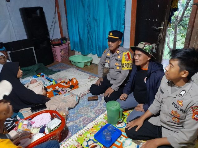 Seorang Ibu Hamil, Melahirkan Pasca Longsor di Nagrak, Kapolres Langsung Berikan Bantuan