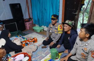 Seorang Ibu Hamil, Melahirkan Pasca Longsor di Nagrak, Kapolres Langsung Berikan Bantuan
