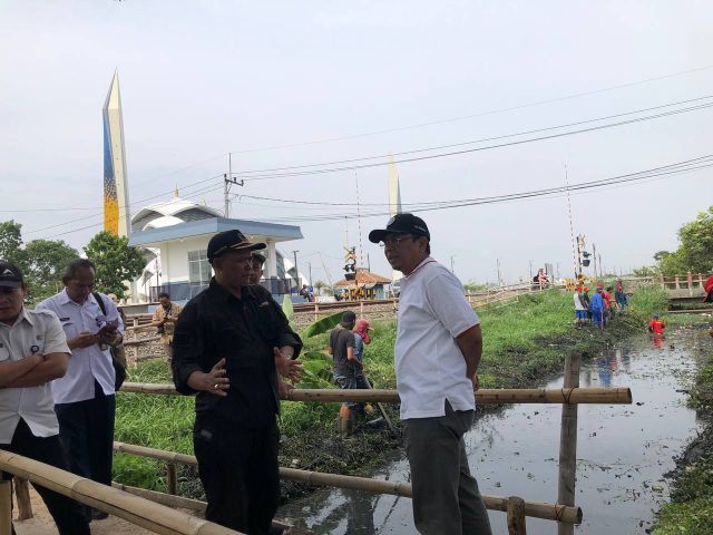 Tinjau Kegiatan Mapag Hujan di Cipadung Kidul, Tedy: Sangat Bermanfaat dan Meminimalisir Banjir Tinjau Kegiatan Mapag Hujan di Cipadung Kidul, Tedy: Sangat Bermanfaat dan Meminimalisir Banjir