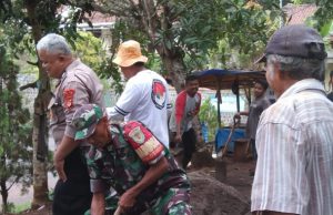 Beri Rasa Aman, Polisi Monitoring Pengecoran Jalan Gang di Blok Situwangi Dusun Hayawang Desa Winduraja