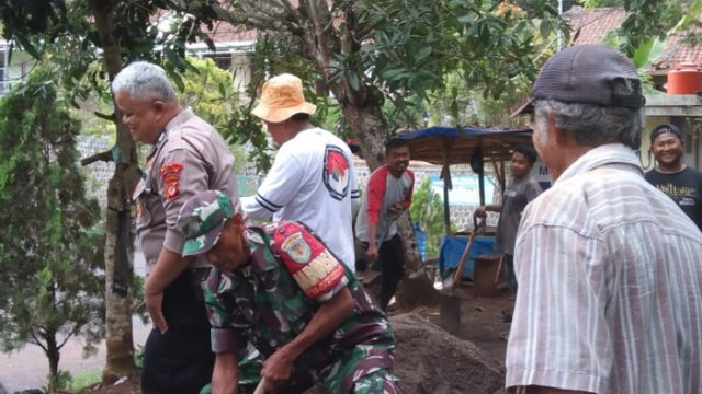 Beri Rasa Aman, Polisi Monitoring Pengecoran Jalan Gang di Blok Situwangi Dusun Hayawang Desa Winduraja Beri Rasa Aman, Polisi Monitoring Pengecoran Jalan Gang di Blok Situwangi Dusun Hayawang Desa Winduraja
