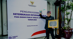 Komisi Informasi Provinsi Jawa Barat Anugerahi Disdik Penghargaan OPD 'Informatif' Anugerah Keterbukaan Informasi Publik 2023
