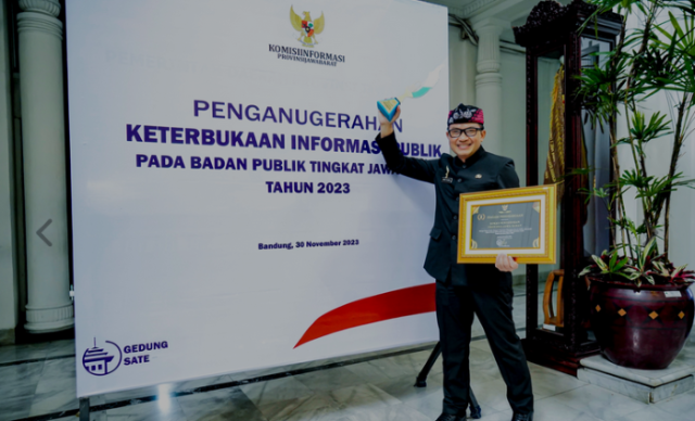 Komisi Informasi Provinsi Jawa Barat Anugerahi Disdik Penghargaan OPD 'Informatif' Anugerah Keterbukaan Informasi Publik 2023